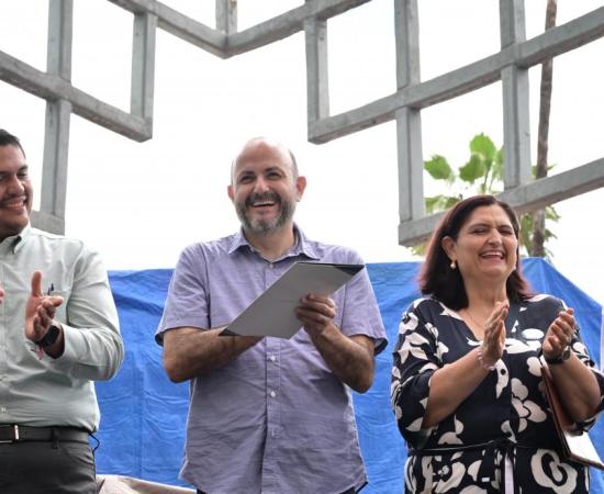 La lluvia no pudo detener la alegría de los estudiantes y trabajadores del Centro Universitario de la Costa Sur (CUCSur), quienes desde temprano llegaron a su escuela para celebrar un festival por los 30 años de la Red Universitaria de la Universidad de Guadalajara (UdeG).     Para conmemorar las tres décadas de la creación de la red, el CUCSur albergó actividades lúdicas para alumnos y trabajadores, y se plantó un árbol en honor al licenciado Raúl Padilla López, uno de los principales impulsores de la refo