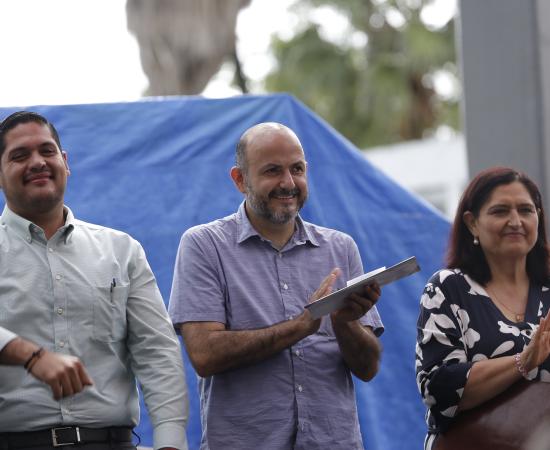 La lluvia no pudo detener la alegría de los estudiantes y trabajadores del Centro Universitario de la Costa Sur (CUCSur), quienes desde temprano llegaron a su escuela para celebrar un festival por los 30 años de la Red Universitaria de la Universidad de Guadalajara (UdeG).     Para conmemorar las tres décadas de la creación de la red, el CUCSur albergó actividades lúdicas para alumnos y trabajadores, y se plantó un árbol en honor al licenciado Raúl Padilla López, uno de los principales impulsores de la refo