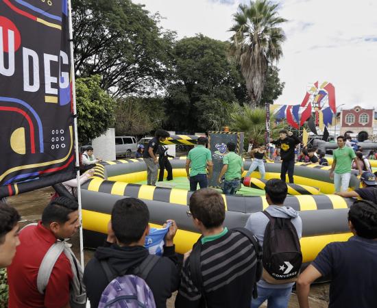La lluvia no pudo detener la alegría de los estudiantes y trabajadores del Centro Universitario de la Costa Sur (CUCSur), quienes desde temprano llegaron a su escuela para celebrar un festival por los 30 años de la Red Universitaria de la Universidad de Guadalajara (UdeG).     Para conmemorar las tres décadas de la creación de la red, el CUCSur albergó actividades lúdicas para alumnos y trabajadores, y se plantó un árbol en honor al licenciado Raúl Padilla López, uno de los principales impulsores de la refo