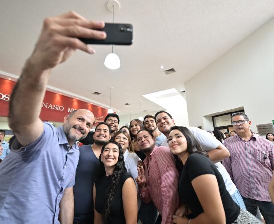 La lluvia no pudo detener la alegría de los estudiantes y trabajadores del Centro Universitario de la Costa Sur (CUCSur), quienes desde temprano llegaron a su escuela para celebrar un festival por los 30 años de la Red Universitaria de la Universidad de Guadalajara (UdeG).     Para conmemorar las tres décadas de la creación de la red, el CUCSur albergó actividades lúdicas para alumnos y trabajadores, y se plantó un árbol en honor al licenciado Raúl Padilla López, uno de los principales impulsores de la refo