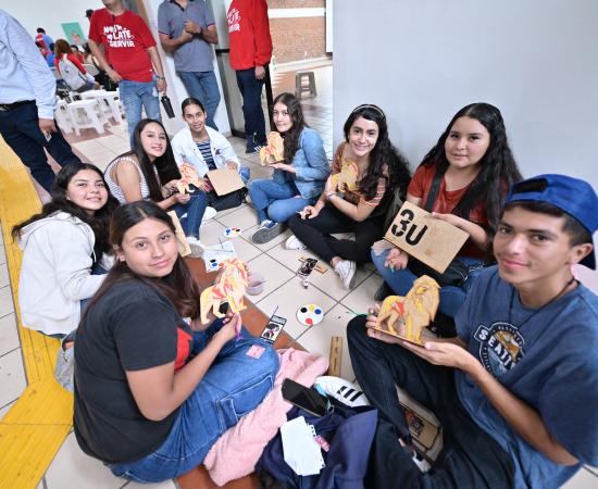 La lluvia no pudo detener la alegría de los estudiantes y trabajadores del Centro Universitario de la Costa Sur (CUCSur), quienes desde temprano llegaron a su escuela para celebrar un festival por los 30 años de la Red Universitaria de la Universidad de Guadalajara (UdeG).     Para conmemorar las tres décadas de la creación de la red, el CUCSur albergó actividades lúdicas para alumnos y trabajadores, y se plantó un árbol en honor al licenciado Raúl Padilla López, uno de los principales impulsores de la refo