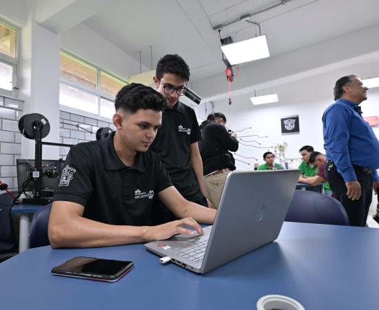 La lluvia no pudo detener la alegría de los estudiantes y trabajadores del Centro Universitario de la Costa Sur (CUCSur), quienes desde temprano llegaron a su escuela para celebrar un festival por los 30 años de la Red Universitaria de la Universidad de Guadalajara (UdeG).     Para conmemorar las tres décadas de la creación de la red, el CUCSur albergó actividades lúdicas para alumnos y trabajadores, y se plantó un árbol en honor al licenciado Raúl Padilla López, uno de los principales impulsores de la refo