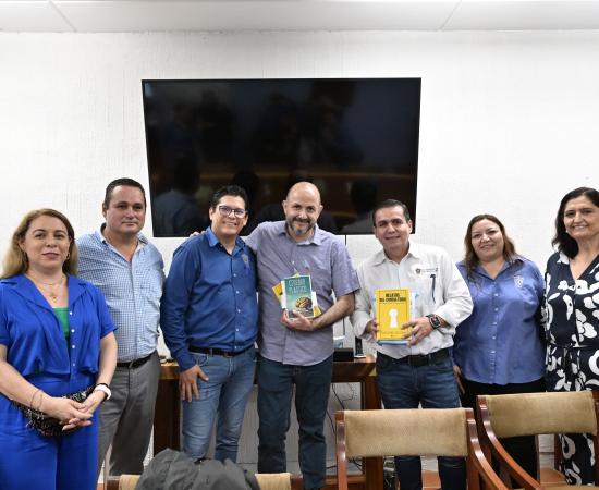 La lluvia no pudo detener la alegría de los estudiantes y trabajadores del Centro Universitario de la Costa Sur (CUCSur), quienes desde temprano llegaron a su escuela para celebrar un festival por los 30 años de la Red Universitaria de la Universidad de Guadalajara (UdeG).     Para conmemorar las tres décadas de la creación de la red, el CUCSur albergó actividades lúdicas para alumnos y trabajadores, y se plantó un árbol en honor al licenciado Raúl Padilla López, uno de los principales impulsores de la refo