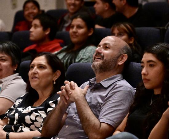 La lluvia no pudo detener la alegría de los estudiantes y trabajadores del Centro Universitario de la Costa Sur (CUCSur), quienes desde temprano llegaron a su escuela para celebrar un festival por los 30 años de la Red Universitaria de la Universidad de Guadalajara (UdeG).     Para conmemorar las tres décadas de la creación de la red, el CUCSur albergó actividades lúdicas para alumnos y trabajadores, y se plantó un árbol en honor al licenciado Raúl Padilla López, uno de los principales impulsores de la refo